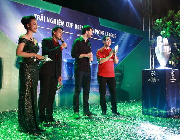 Á hậu Hoàng Oanh gợi cảm đón Van Nistelrooy - ảnh 5